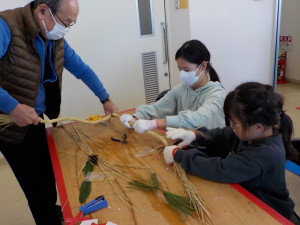 しめ縄づくり写真